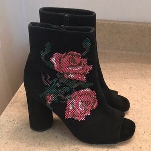 Donald Pliner brand size 8.5M zip closure peep toe leather booties w/ floral det